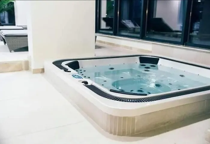 Alezzi Luxury Family Cu Piscina Incalzita Jacuzzi Sauna - Parcare Appartement *